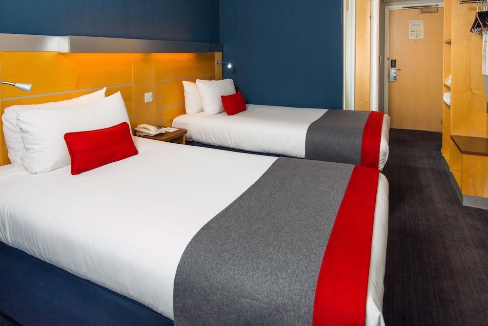 Holiday Inn Express Hemel Hempstead, An Ihg Hotel Екстериор снимка