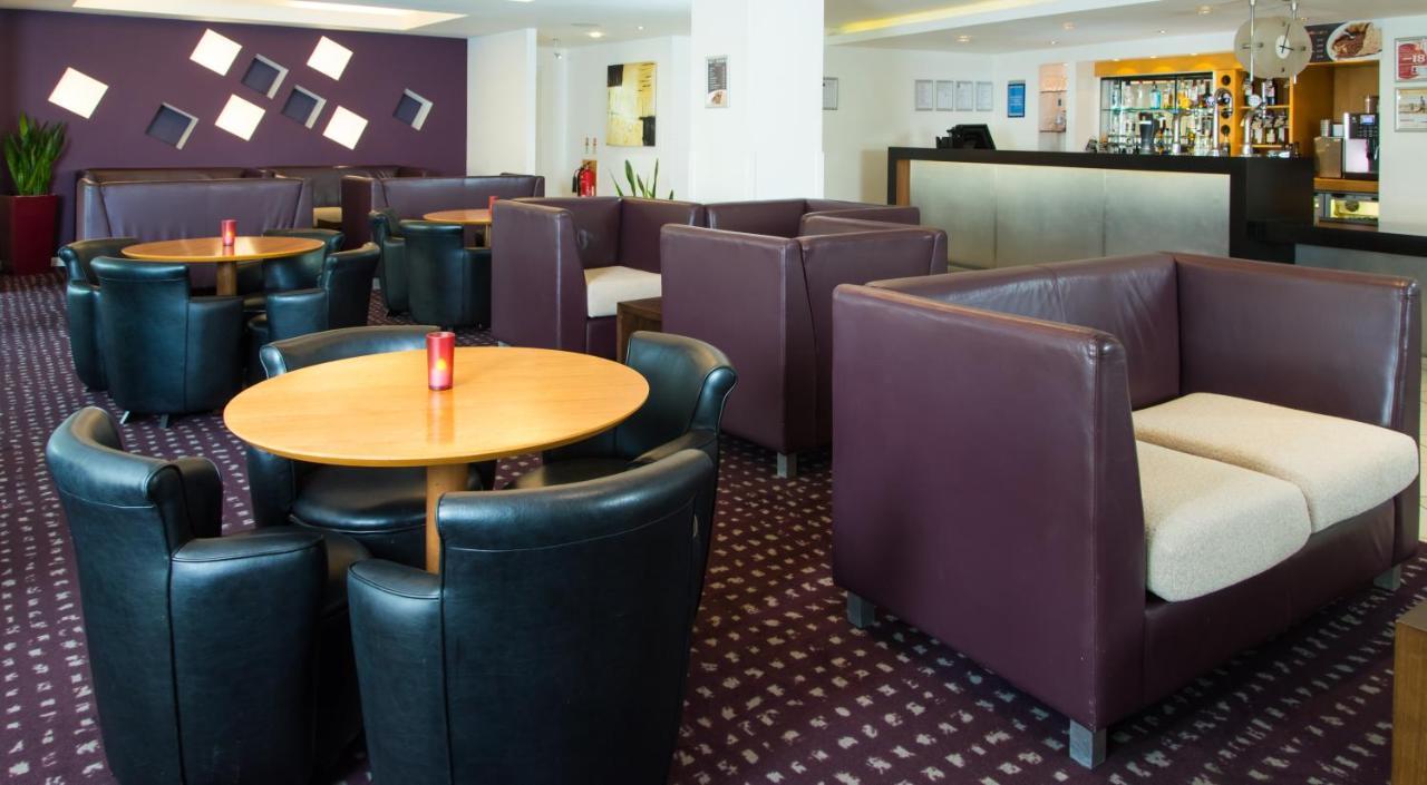 Holiday Inn Express Hemel Hempstead, An Ihg Hotel Екстериор снимка