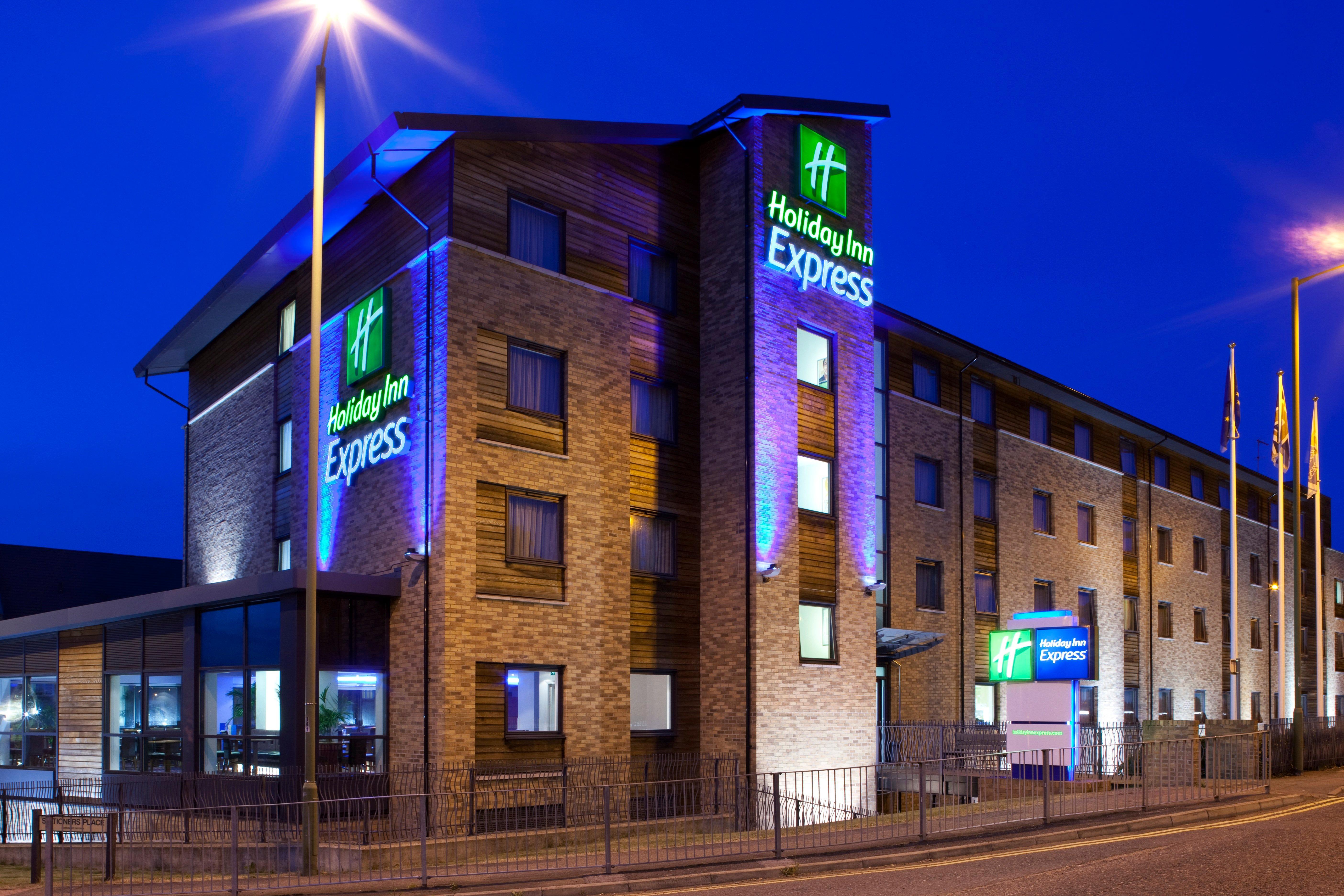 Holiday Inn Express Hemel Hempstead, An Ihg Hotel Екстериор снимка