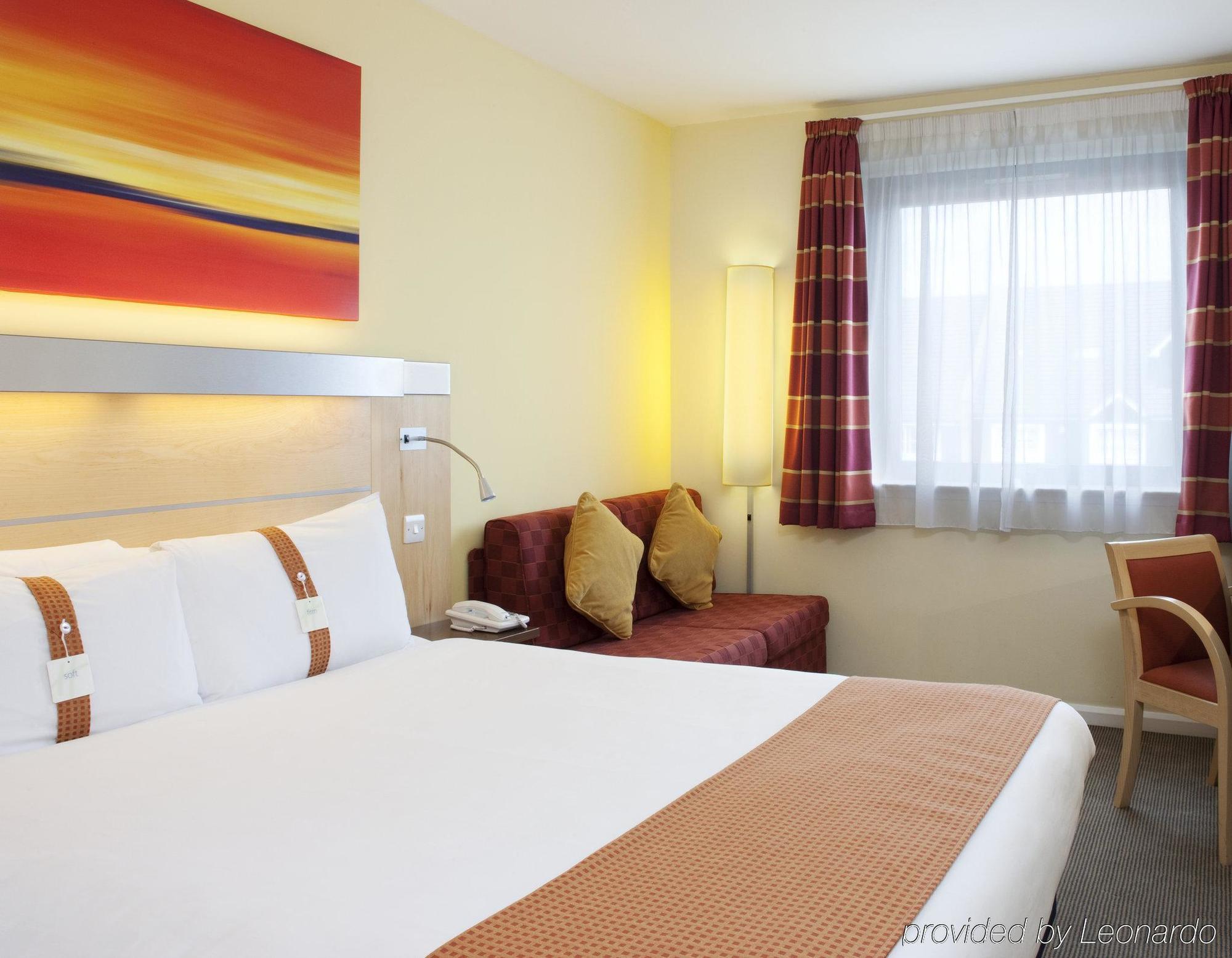 Holiday Inn Express Hemel Hempstead, An Ihg Hotel Екстериор снимка