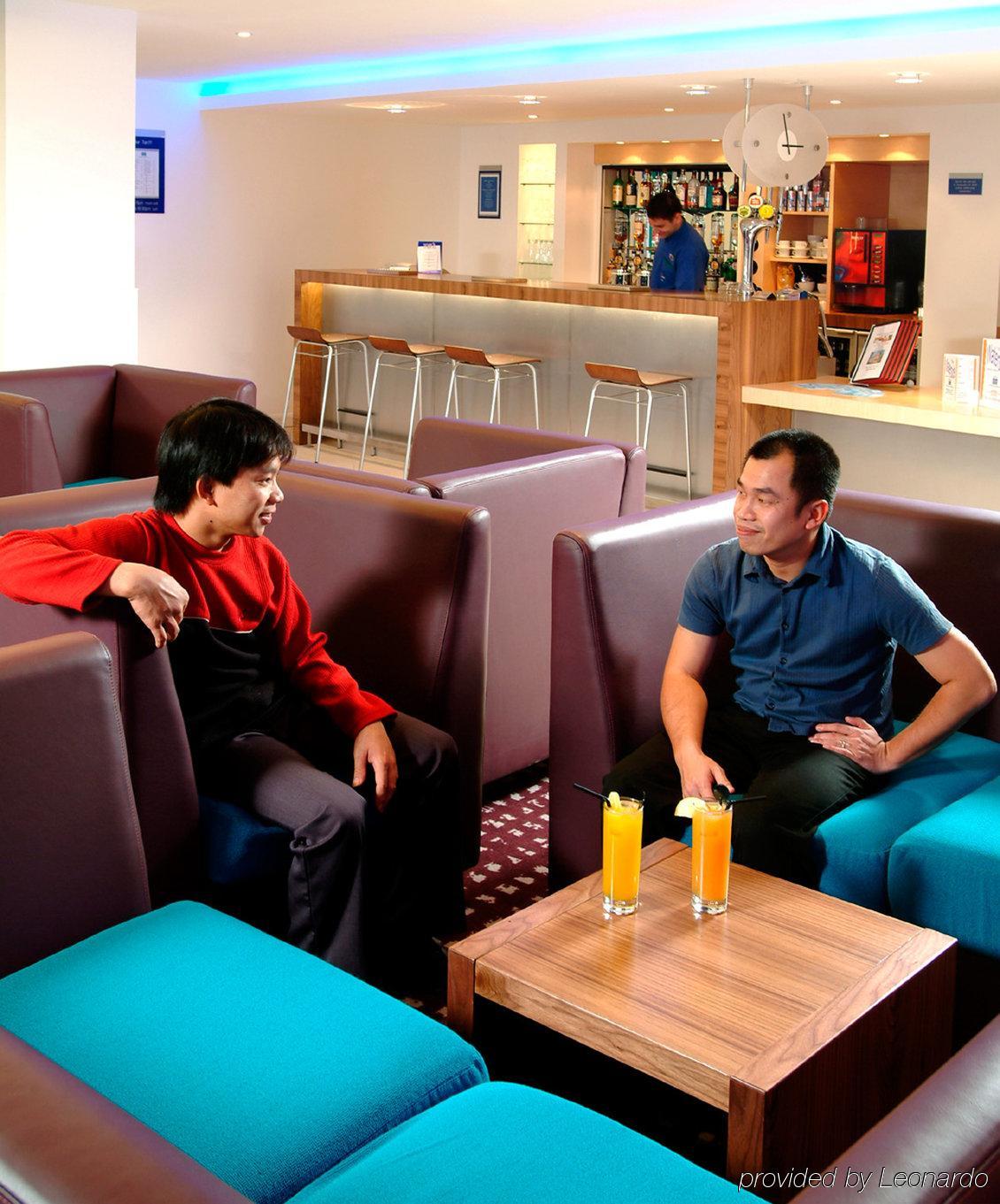 Holiday Inn Express Hemel Hempstead, An Ihg Hotel Ресторант снимка