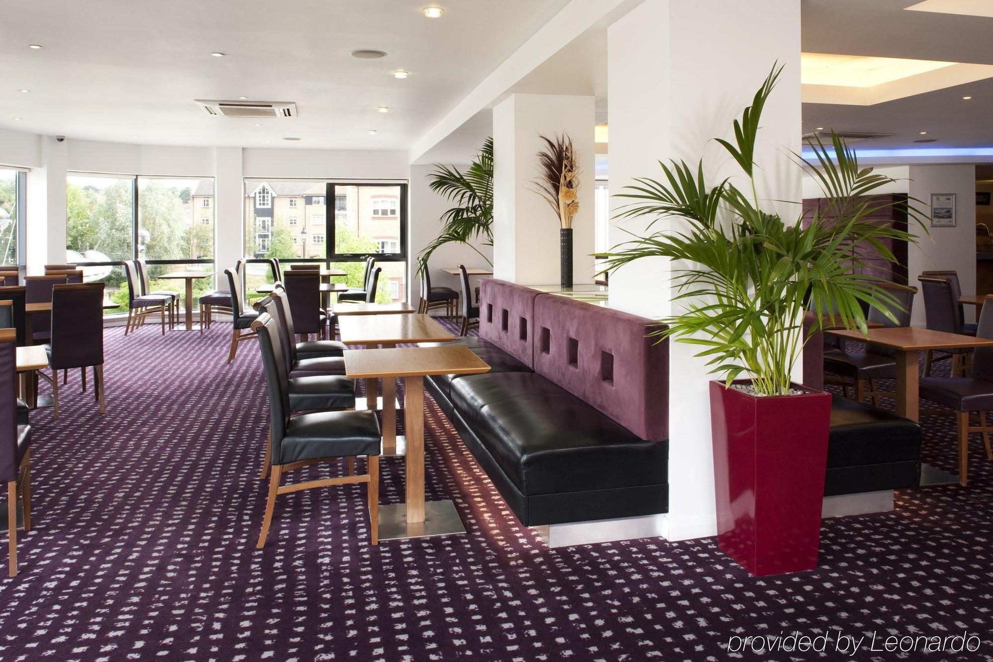 Holiday Inn Express Hemel Hempstead, An Ihg Hotel Екстериор снимка