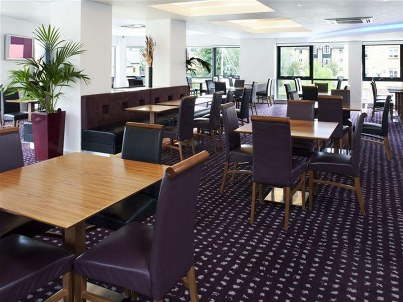 Holiday Inn Express Hemel Hempstead, An Ihg Hotel Екстериор снимка