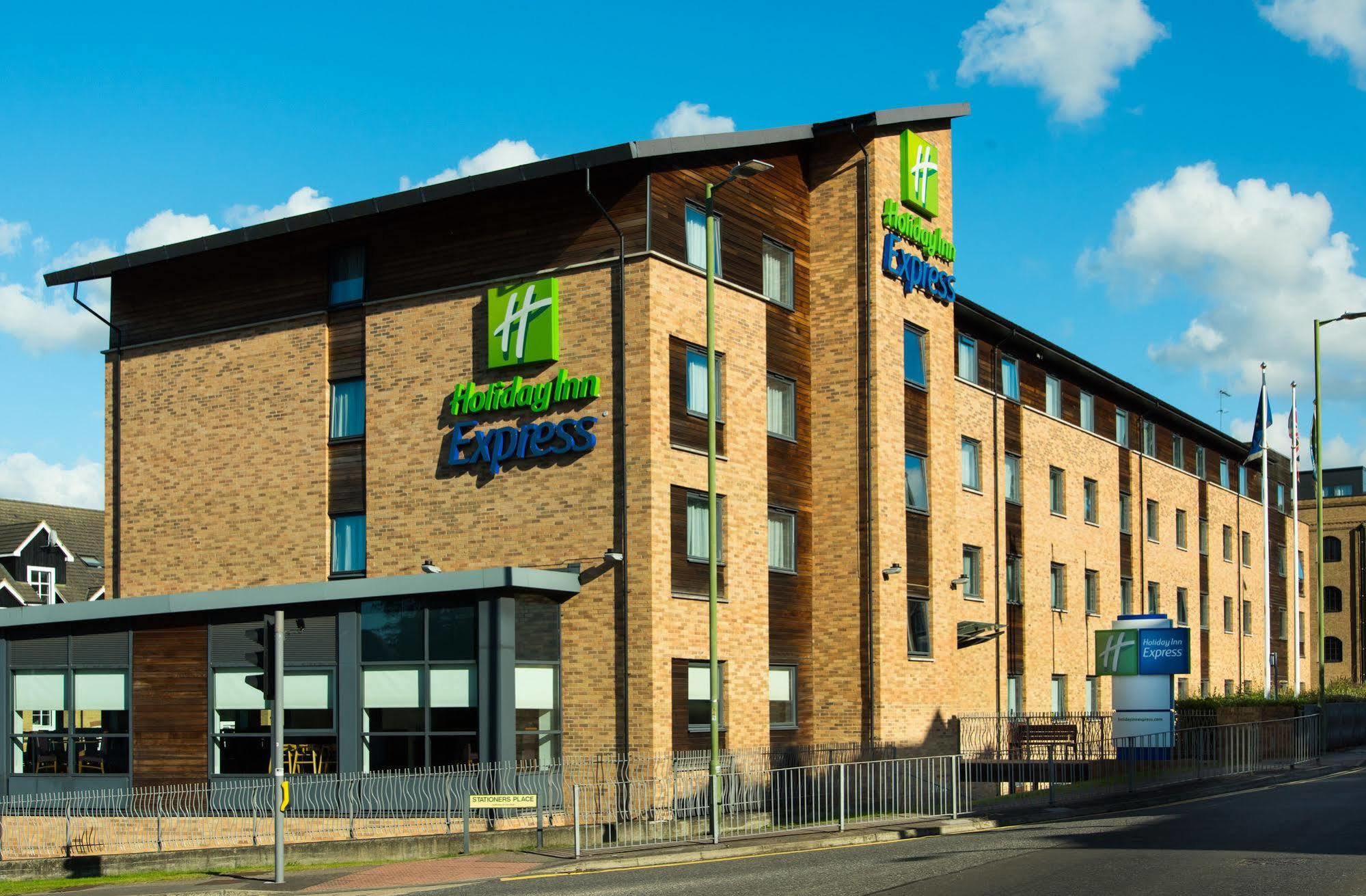 Holiday Inn Express Hemel Hempstead, An Ihg Hotel Екстериор снимка